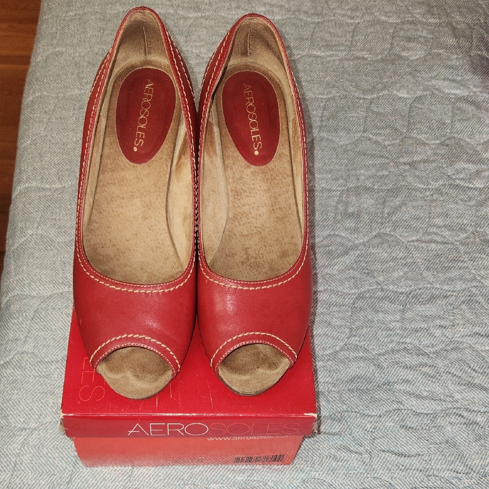 AEROSOLES Women's Red Peep Toe Heels